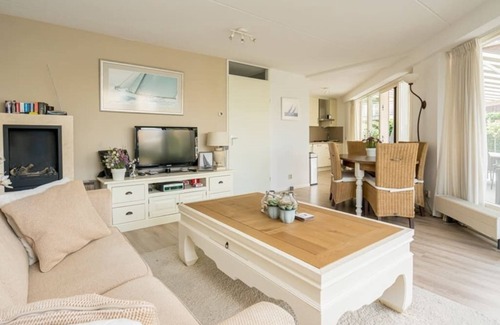 Oude-Tonge Casa | A panorama of water and nature from this comfortably furnished dike house!