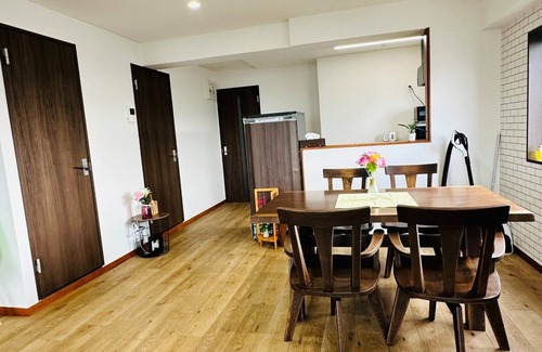 Yunokawa Onsen Apartamento | A panoramic view of Lake ShinjiSpacious living s / Matsue Shimane