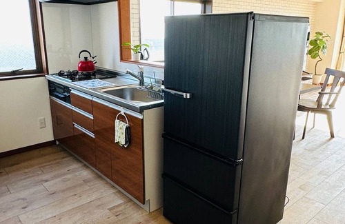 Yunokawa Onsen Apartamento | A panoramic view of Lake ShinjiSpacious living s / Matsue Shimane