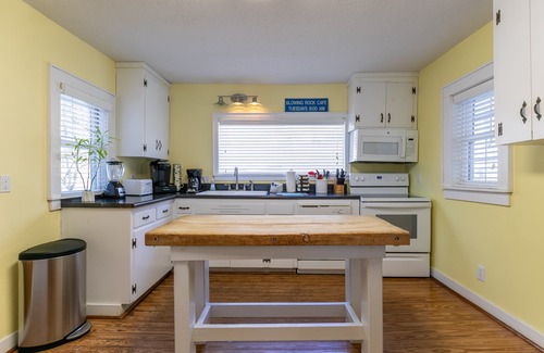 Panorama Estates Casa | Una cabaña Parkway: a 1,6 km de Blue Ridge Parkway, tiene bañera de hidromasaje, pozo de fuego, cerca de Boone.