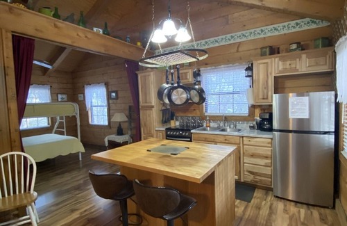 Vanderpool Cabina | A Peace of Heaven LOG Cabins & RV- Cabin #1