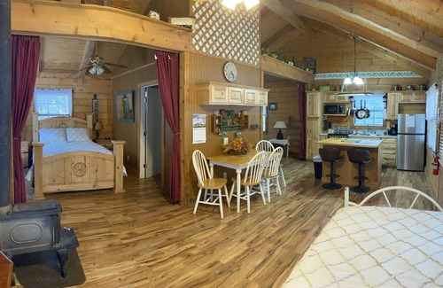 Vanderpool Cabina | A Peace of Heaven LOG Cabins & RV- Cabin #1