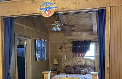 Vanderpool Cabina | A Peace of Heaven LOG Cabins & RV- Cabin #2