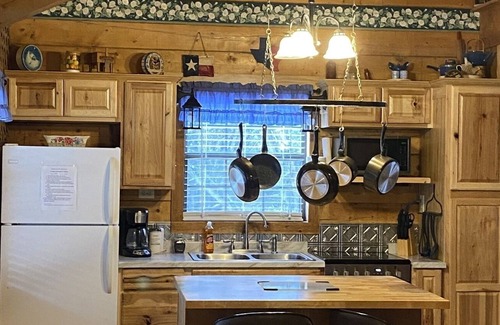 Vanderpool Cabina | A Peace of Heaven LOG Cabins & RV- Cabin #2
