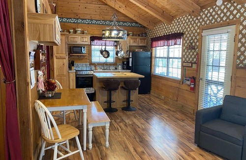 Vanderpool Cabina | A Peace of Heaven LOG Cabins & RV- Cabin #3