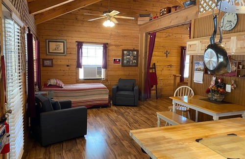 Vanderpool Cabina | A Peace of Heaven LOG Cabins & RV- Cabin #3