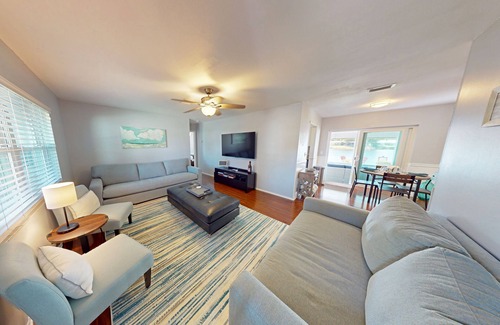 Shore Acres Casa | A peaceful retreat in NE St. Pete! 15 min to Dtwn St. Petersburg. Lakeview.