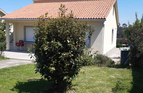 Cambre Casa | A pedreira. Country cottage with large lawn. Well-equipped.