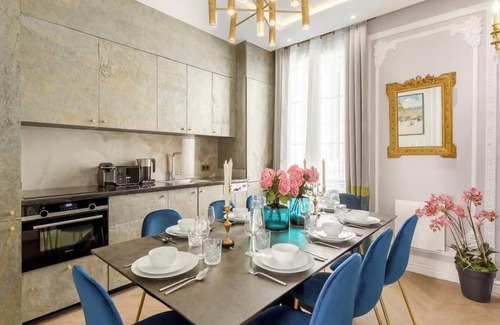 Saint-Merri Apartamento | A PERFECT BLEND OF HISTORIC CHARM AND MODERN LUXURY BETWEEN NOTRE DAME & LOUVRE