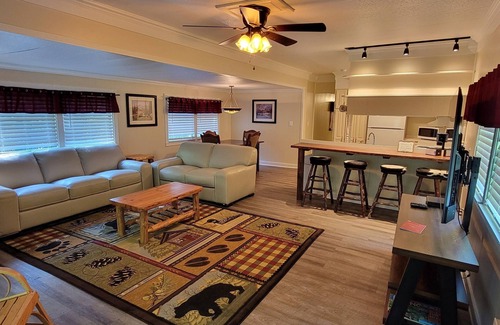 Farmington Cabina | A Perfect Hideaway | 2BR 1BA Hot Tub, Fireplace