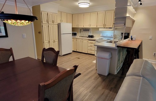 Farmington Cabina | A Perfect Hideaway | 2BR 1BA Hot Tub, Fireplace