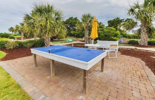 Morehead City Condominio | A Place At The Beach III Escape to Comfort: Charming 2-Bedroom Condo