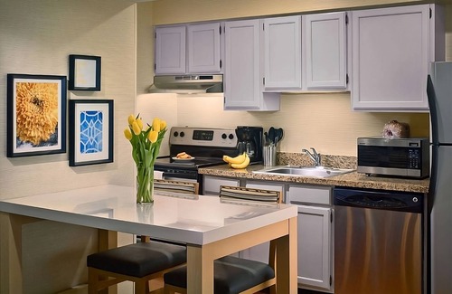 Newark Hotel | A Place You'll Surely Enjoy! Full Kitchen, Free Breakfast, Pets Allowed