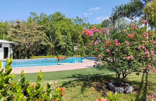 Mazatenango Casa | A pocos pasos de la piscina esta "Casa Ilusion," tu casa.