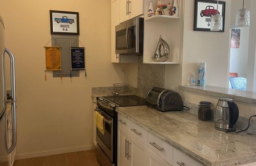 Waikiki Condominio | A prime location in Waikiki with an EV parking