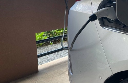 Waikiki Condominio | A prime location in Waikiki with an EV parking