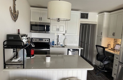 Stone Harbor Condominio | A pristine condo on the bay that comes with beautiful sunsets.