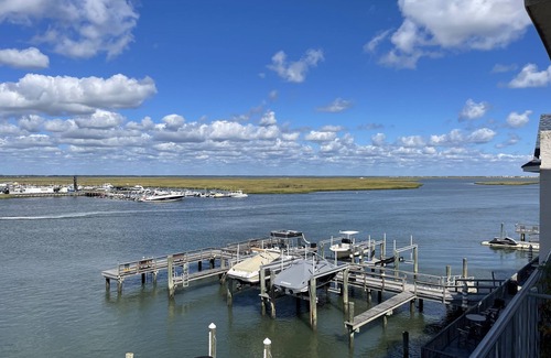 Stone Harbor Condominio | A pristine condo on the bay that comes with beautiful sunsets.