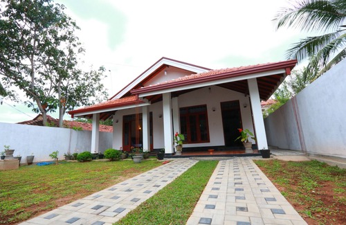 Daluwakotuwa Villa | una casa privada con jardín