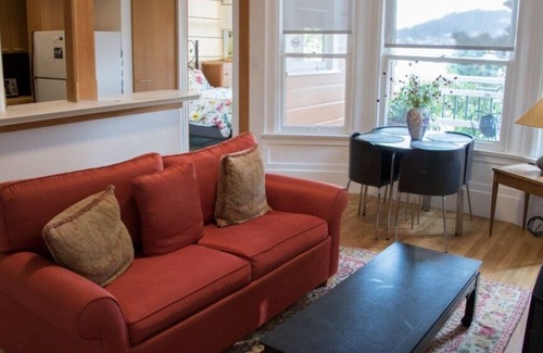 Ashbury Heights Apartamento | Un apartamento tranquilo en una calle con árboles en el medio de la ciudad