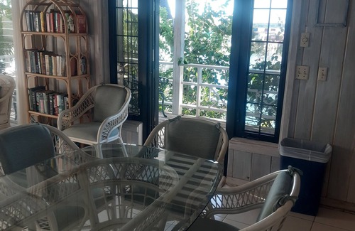 George Town Apartamento | A rare combination of central location and private island seclusion