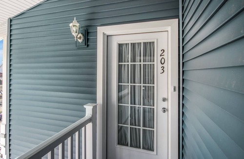 North Wildwood Condominio | A RARE FIND in old New Jersey Ave Entertainment District! Great for fun family