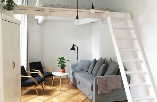 Mala Strana Condominio | A renovated old-fashioned apartment full of light 5 min from the Charles Bridge.