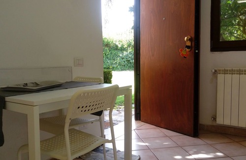 Zona XXX Castel Fusano Apartamento | Un estudio romántico y lleno de 24 metros cuadrados en el campo cerca del mar