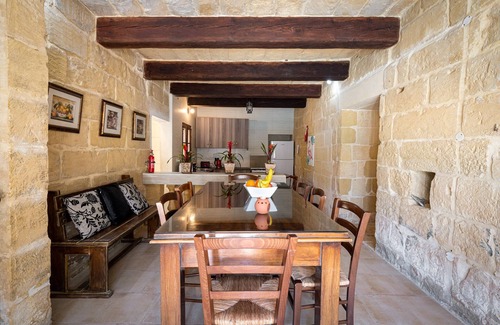 Kercem Otro | A Romantic Converted farmhouse w/ private pool & Jacuzzi bath. 5mins.toBELLS sch