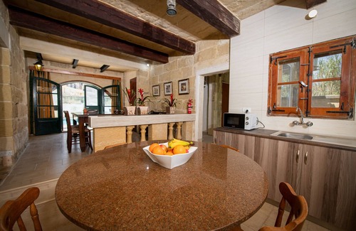 Kercem Otro | A Romantic Converted farmhouse w/ private pool & Jacuzzi bath. 5mins.toBELLS sch