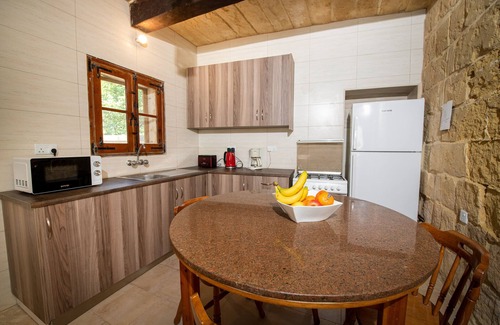 Kercem Otro | A Romantic Converted farmhouse w/ private pool & Jacuzzi bath. 5mins.toBELLS sch