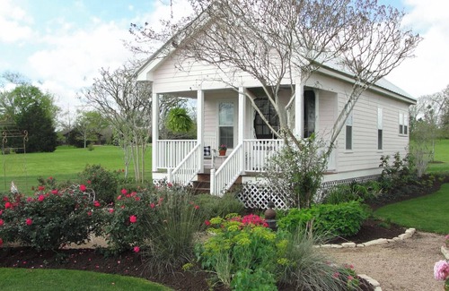Brenham Cabaña | A Romantic Escape at Tara Farms