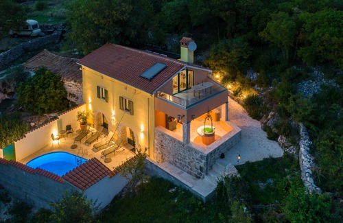 Ripenda Kosi Casa | A rustic stone house with pool and sea views.