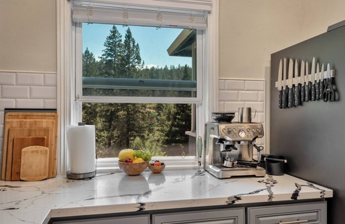 Camp Meeker Casa | A+ Sauna, Plunge & Jacuzzi - Kayaks, Bikes, Bocce Ball, Game Room & Views!