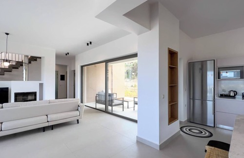 Agia Apartamento | A Serene Retreat With Stunning Sea Views