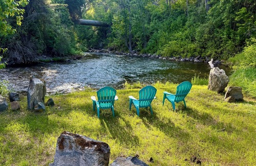 Arlee Casa | A serene, rustic farmhouse nestled on the banks of the Jocko River. Perfect for nature lovers, this cozy getaway offers peace, privacy, and stunning outdoor spaces to immerse yourself in the beauty of Montana.
