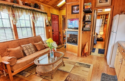 Laurel Springs Cabina | A Serenity Cabin-1 BR Tiny Home, Pet Friendly with Fenced Yard, AC, WIFI