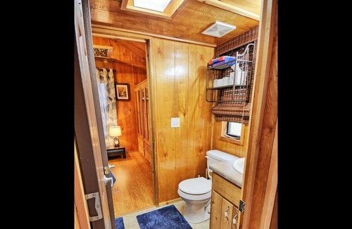Laurel Springs Cabina | A Serenity Cabin-1 BR Tiny Home, Pet Friendly with Fenced Yard, AC, WIFI