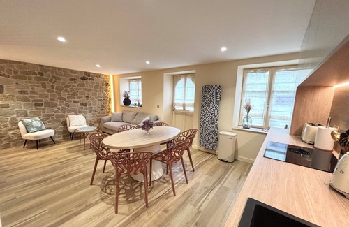 Locronan Casa | A setting of stone and history