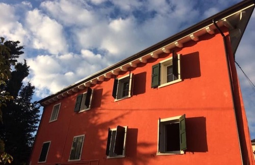 Caprino Veronese Apartamento | A short distance from Lake Garda surrounded by greenery stands RedHouse