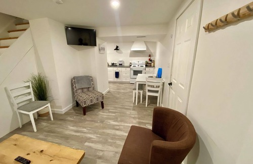 Meaford Apartamento | A short walk to the beach and downtown! Pet friendly, hiking, paddling, skiing!