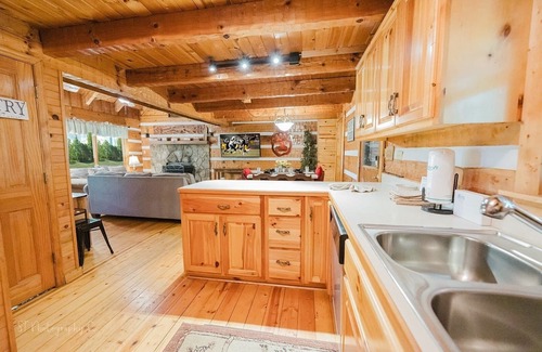 Gatlinburg - Pigeon Forge Cabaña | A Slice Of Heaven 2 Bedroom Cabin by RedAwning