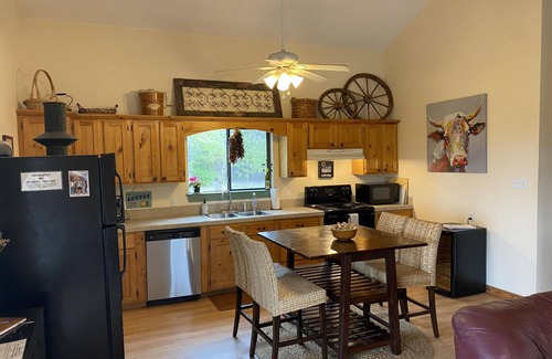 Wimberley Casa | "A slice of paradise" Wonderful cabin w/ amazing views, private pool and hot tub