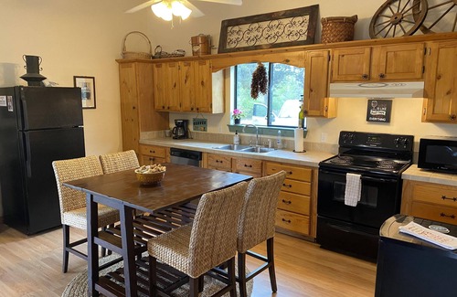 Wimberley Casa | "A slice of paradise" Wonderful cabin w/ amazing views, private pool and hot tub