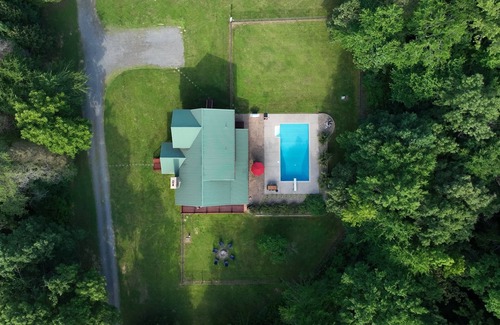 Salisbury Cabina | A Slice of Salisbury, Pool,Hot Tub, 10 acres