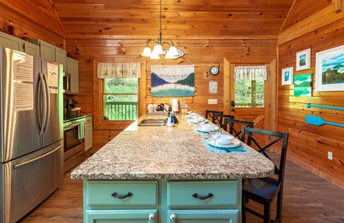 Sevierville Cabina | A Smoky Mountain Lake Cabin, Get $1089 FREE attraction tickets each paid day!