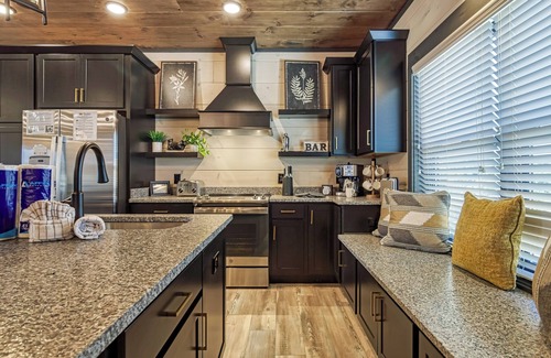 Wears Valley Cabina | A Smoky Mountain Splash-Smith Creek Reserve, Waterpark, Theater Room, Pool!!!