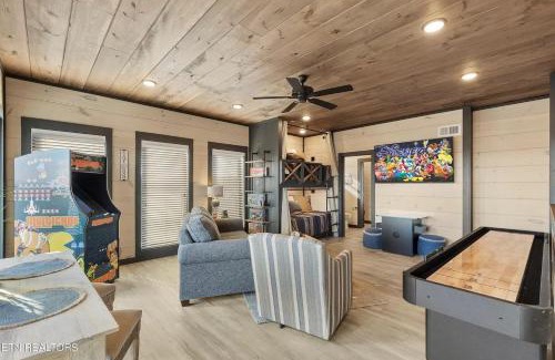 Wears Valley Casa | A Smoky Mountain Splash-Smith Creek Reserve - Indoor Pool, Waterpark, Theater Room, WIFI, Hot Tub