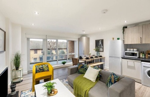 Leyton Apartamento | A Splash of Color: Spacious and Funky 3-BR Flat
