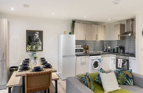 Leyton Apartamento | A Splash of Color: Spacious and Funky 3-BR Flat